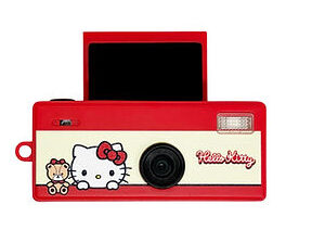 YASHICA FUNTASTIC KEYCHAIN CAMERA HELLO KITTY RED YAS-FASMNC-K1